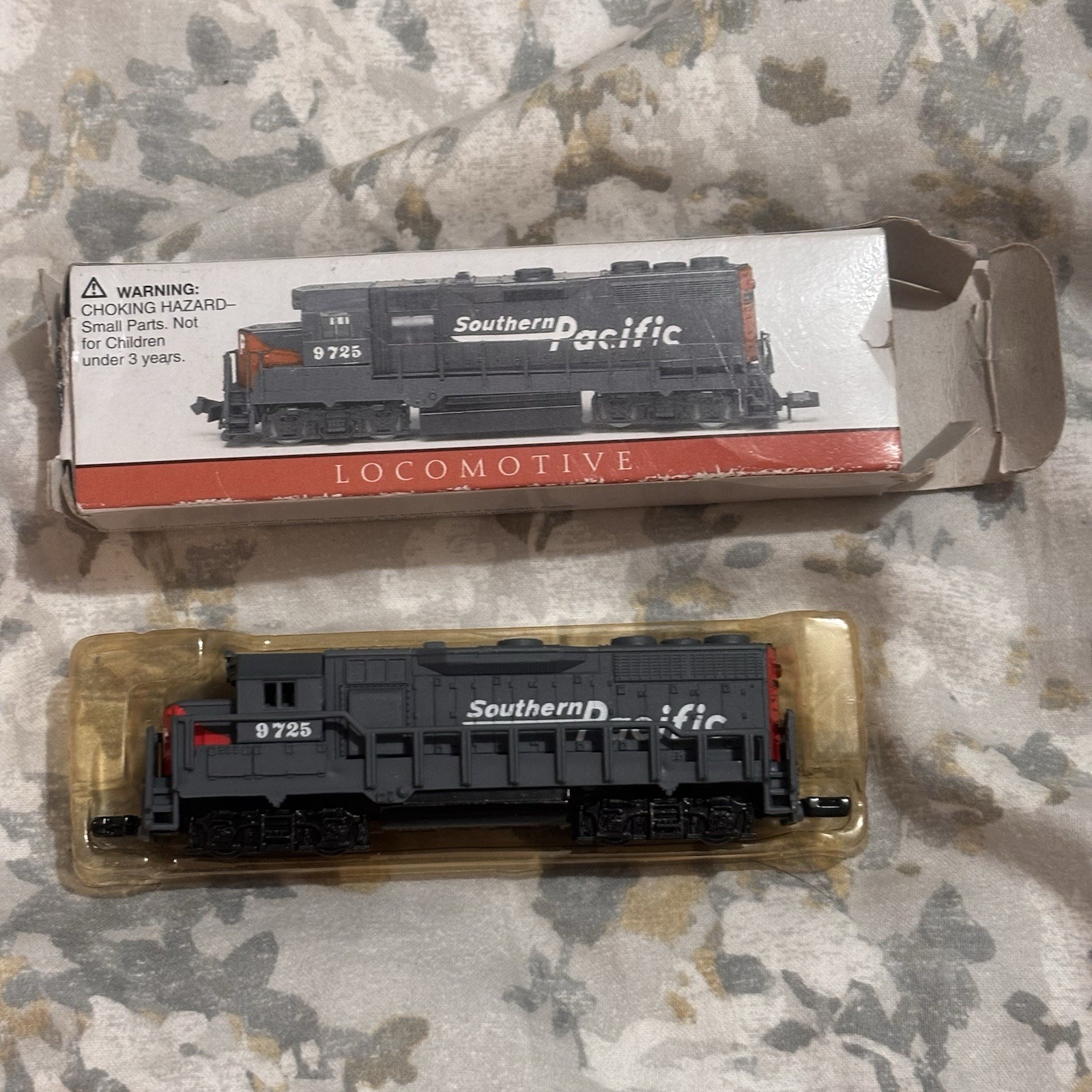 NEW IN ORIGINAL BOX: 1990’s South Pacific 9725 Locomotive Train 4″, Mint