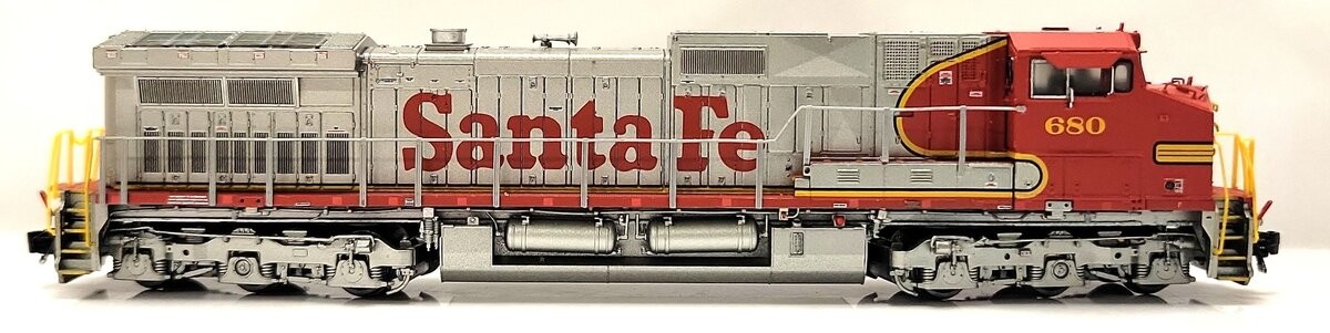 Scale Trains SXT31470 N Santa Fe GE C44-9W Diesel Locomotive #680 LN/Box