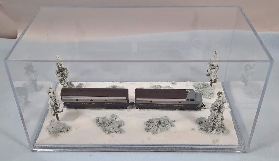 Z SCALE -SINGLE TRACK 8″ -DISPLAY CASE -“WINTER SCENE” FOR ANY Z TRAINS