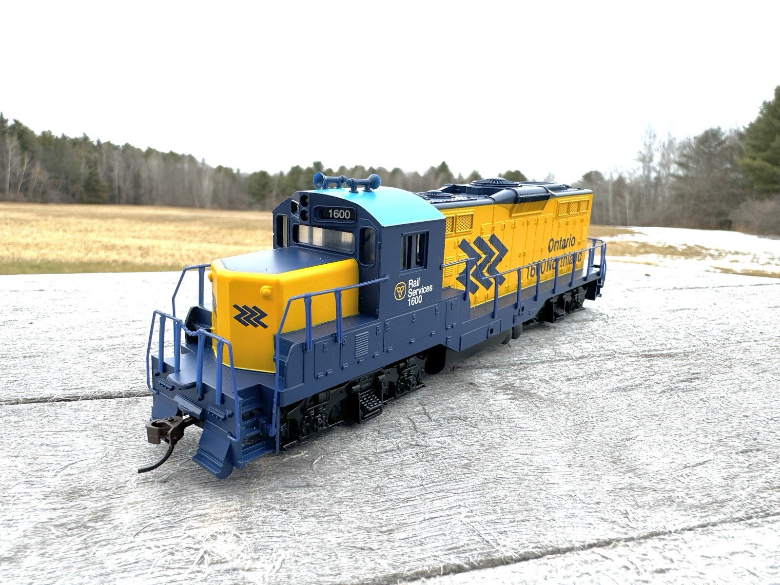 HO Scale – EMD GP9M – Standard DC — Ontario Northlands #931-456
