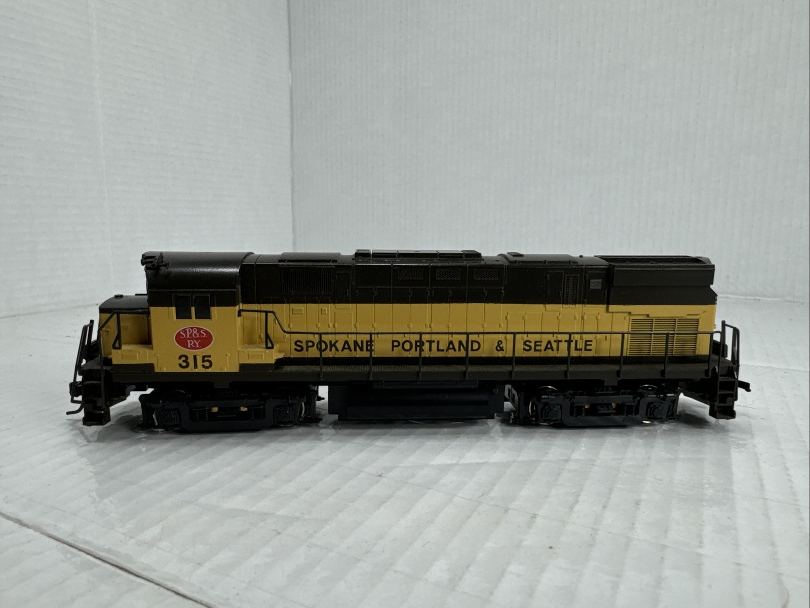 Kato Ho Scale C425 Spoken, Portland And Seattle Diesel Locomotive #315