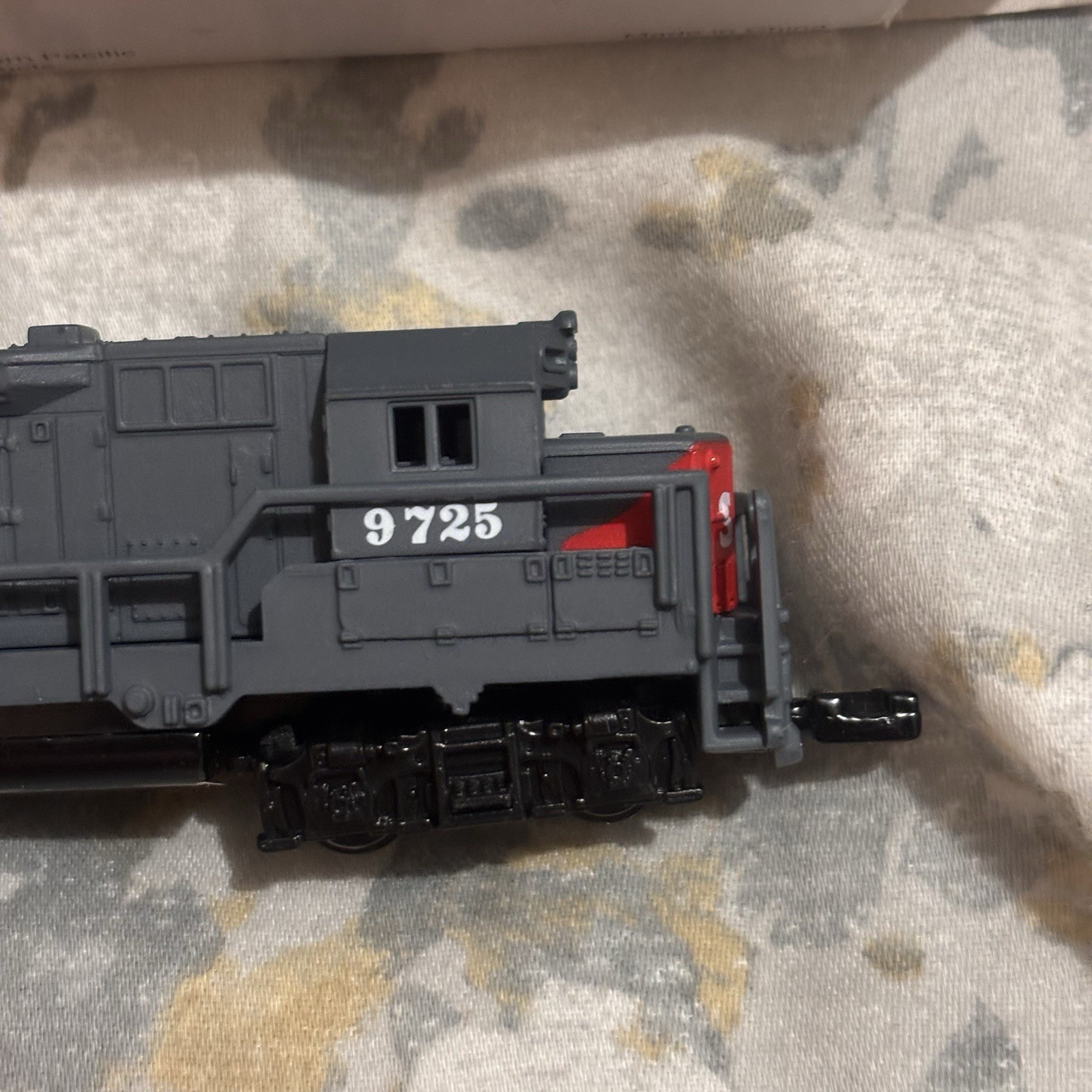 NEW IN ORIGINAL BOX: 1990’s South Pacific 9725 Locomotive Train 4″, Mint