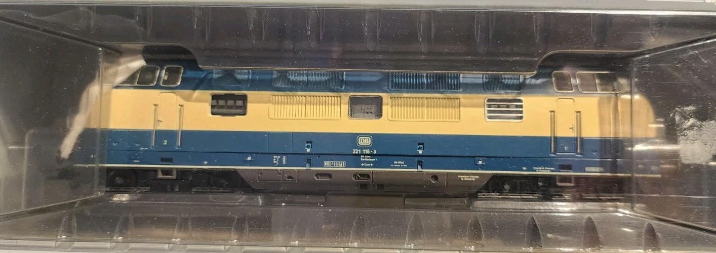 Märklin H0 Scale 3681 Diesel Engine BR221, DB -DIGITAL- AC