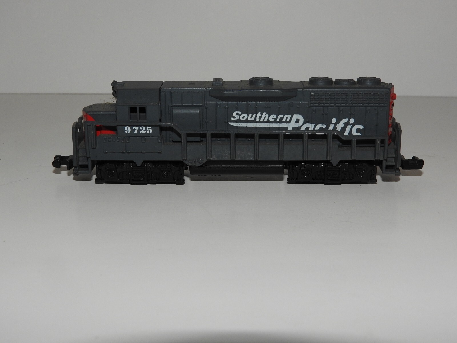 Southern Pacific Locomotive 9725 High Speed N Scale