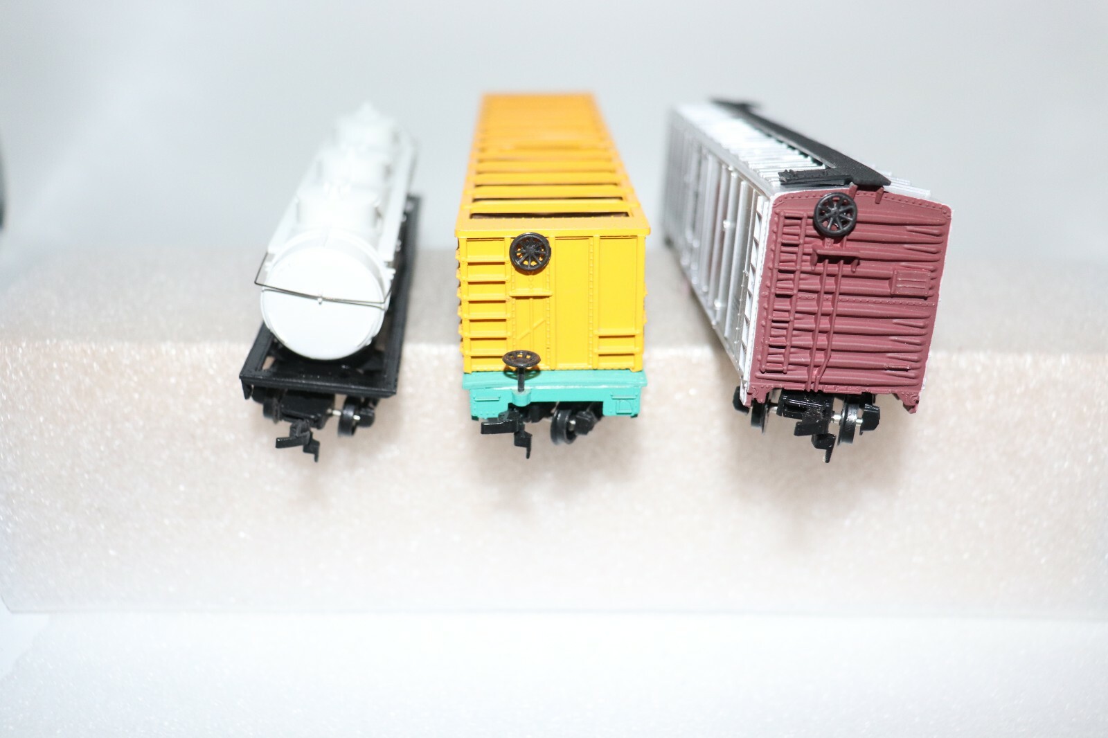 Bachmann HO 51 FT. Reefer #1125 Pulpwood Car #1290 w/ 3 Dome Car Tank Item #0938