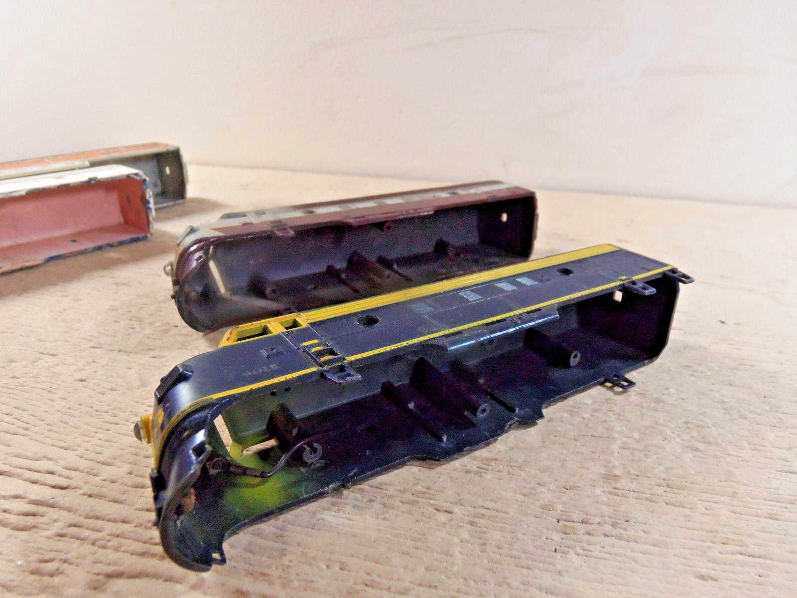 HO Lot of 9 Unmarked Locomotive Shells Parts Pieces