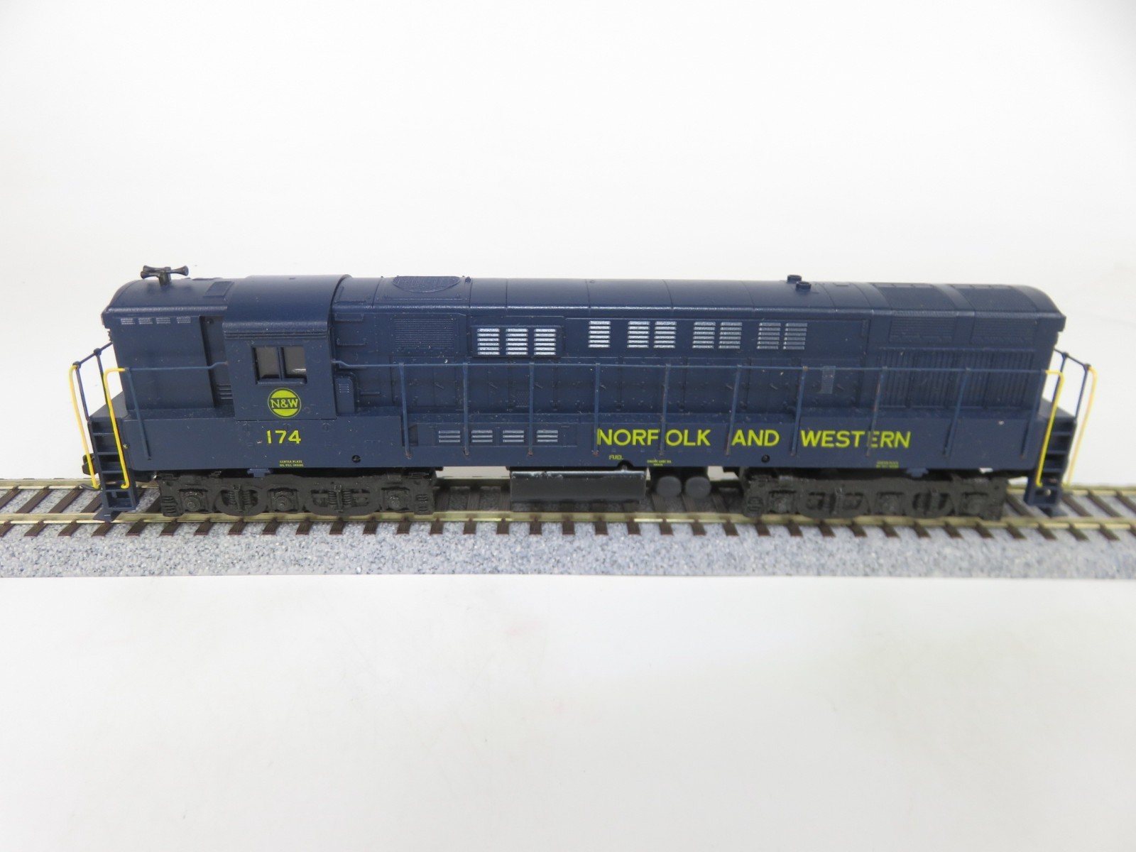 Athearn Blue Box 4324 HO Norfolk Western FM Trainmaster Diesel Locomotive Dummy