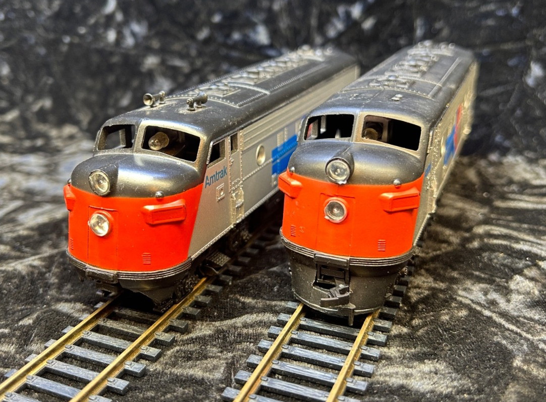 5 Amtrak HO Train, 2 Cars, 2 Loco 103, 157, Locomotive Set Runs GREAT F7A-3 8WD