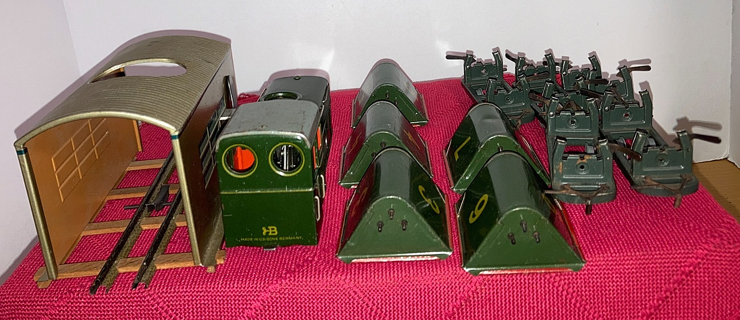 Biller Bahn “O” Clockwork 013, Shed, 5 Dump Cars, (3-7) 28 Pcs Track + Runs