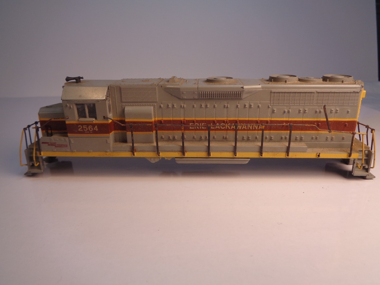 HO Scale Athearn Erie Lackawanna GP35 Diesel Engine #2564 SHELL ONLY
