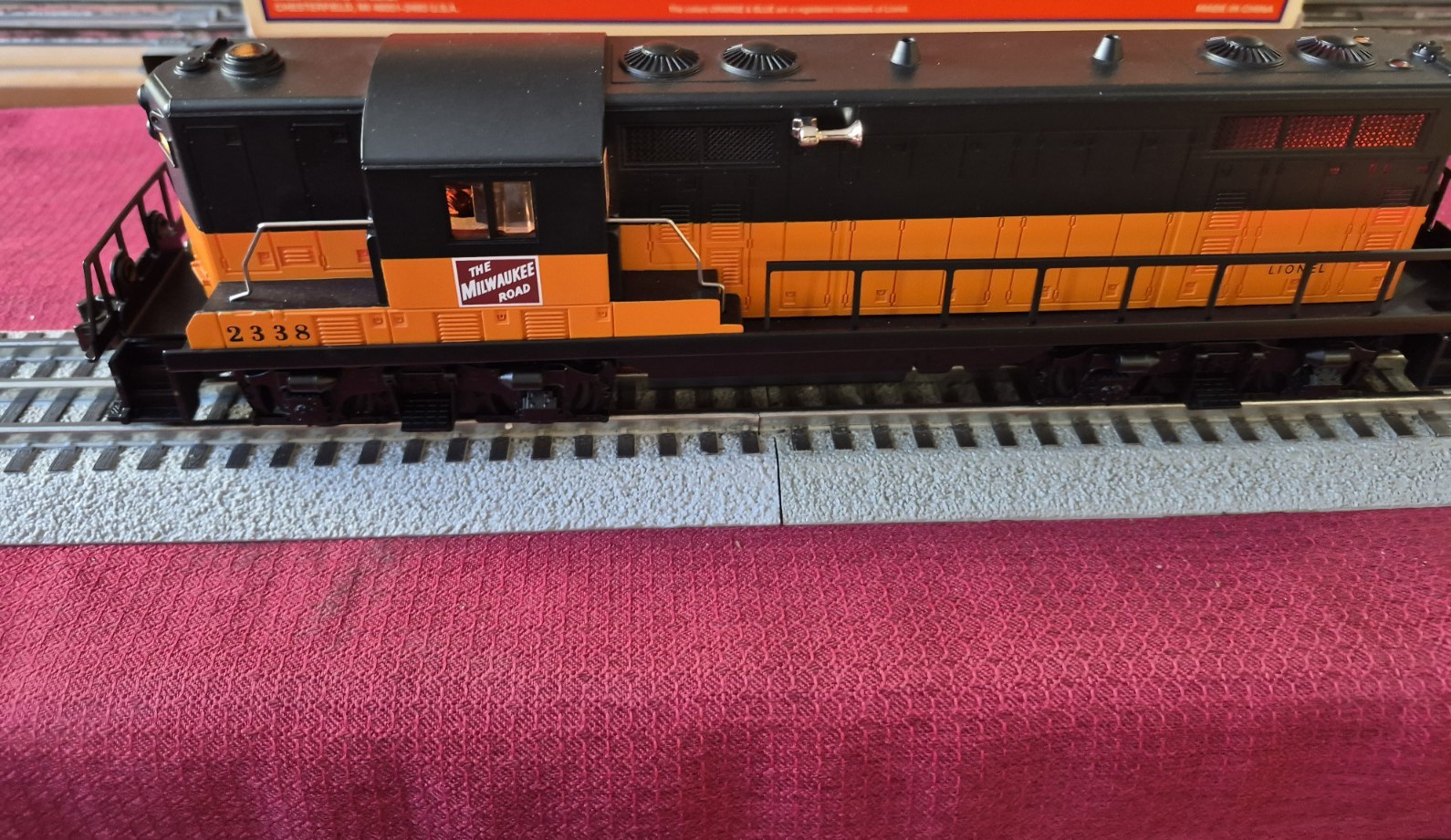 LIONEL #38305 MILWAUKEE ROAD #2338 GP-7 DIESEL ENGINE VG RAN FINE NO BX