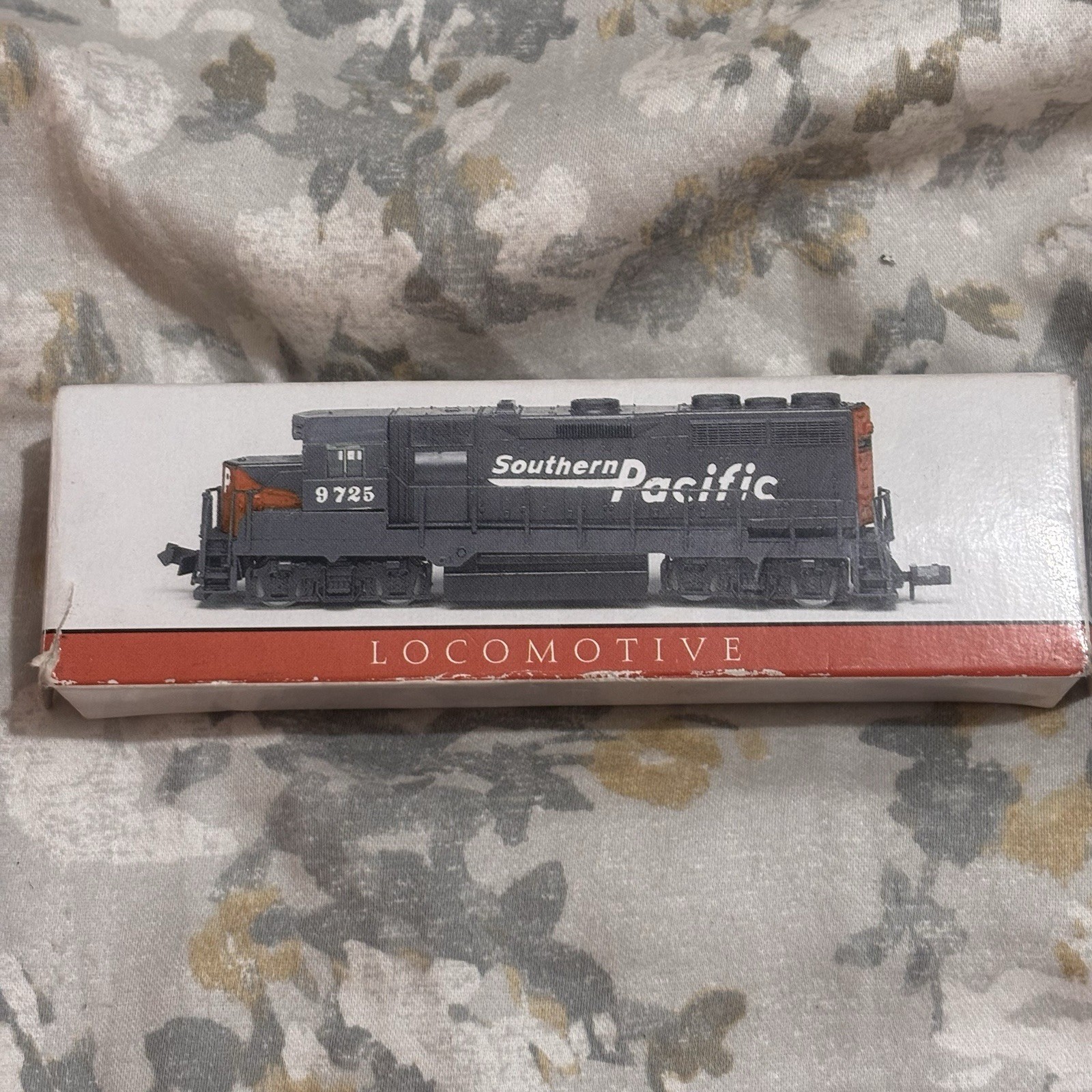 NEW IN ORIGINAL BOX: 1990’s South Pacific 9725 Locomotive Train 4″, Mint