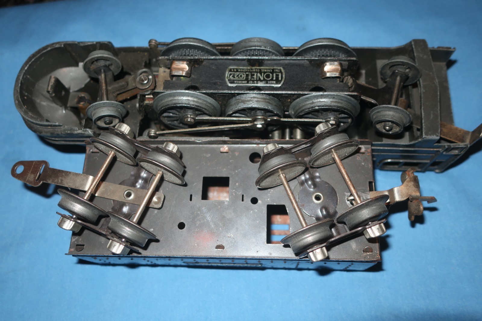 Lionel 1668E Streamlined Torpedo Locomotive and Tender. Runs well