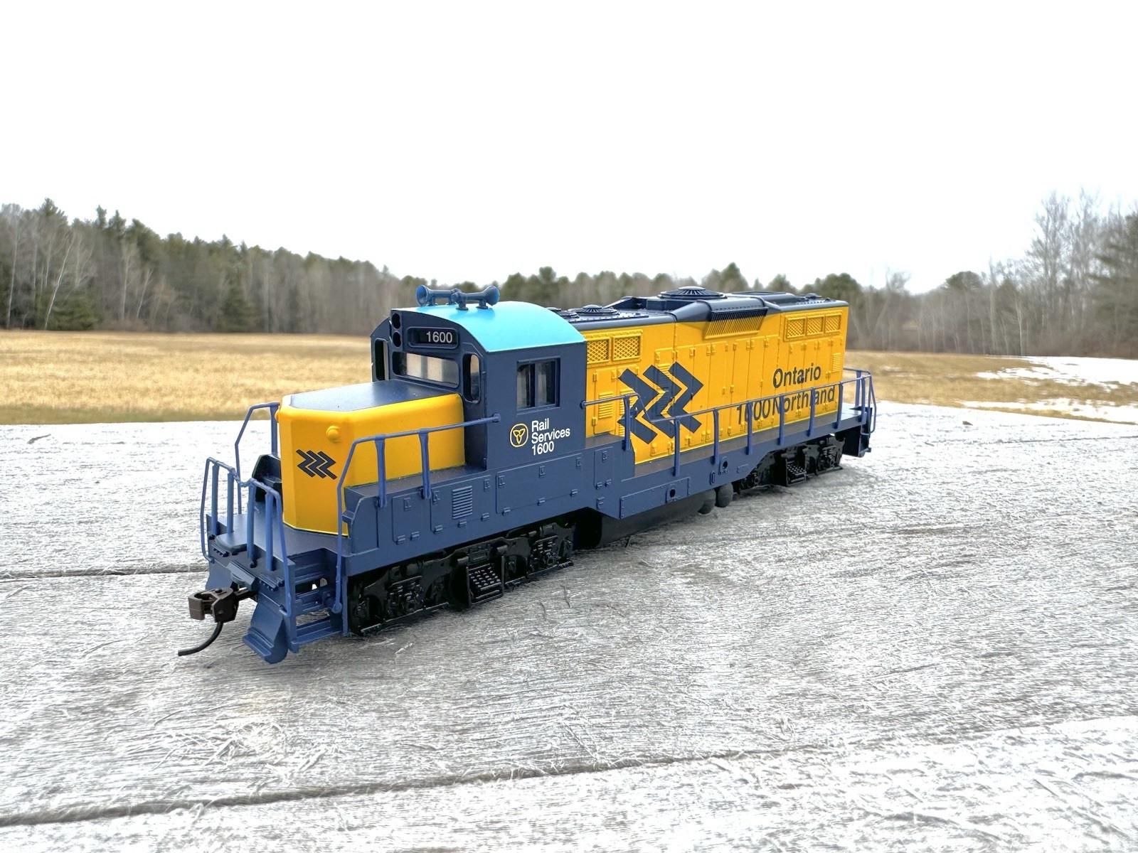 HO Scale – EMD GP9M – Standard DC — Ontario Northlands #931-456