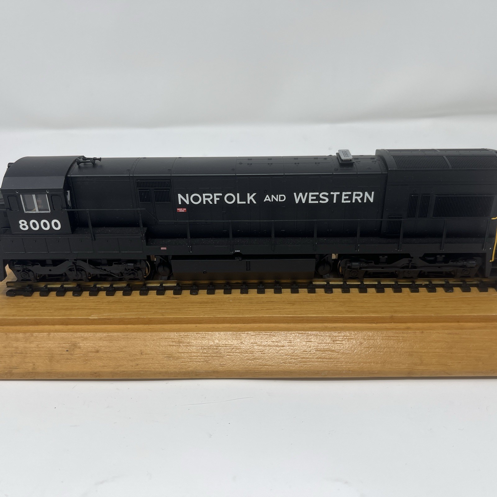 Atlas HO Scale Norfolk and Western Locomotive 8000 Tested