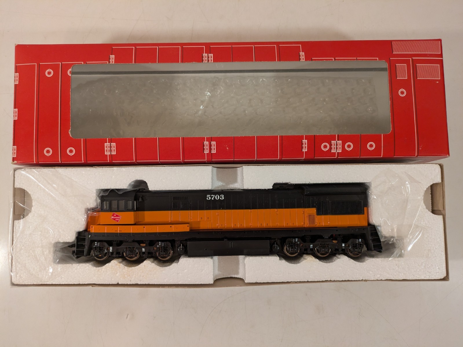 HO GE U33C Milwaukee Road DCC Ready NIB NOS # 8524