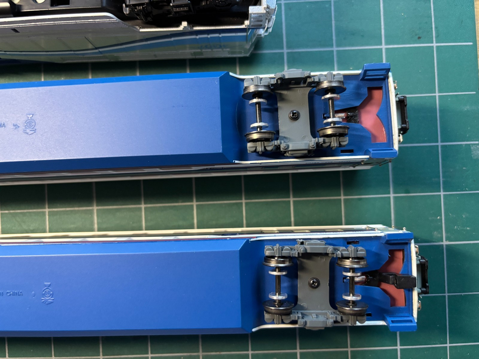 Athearn HO 2618 AMT F59PHI Powered Loco 1325 w 2 Bachmann Double Desk Coach Cars