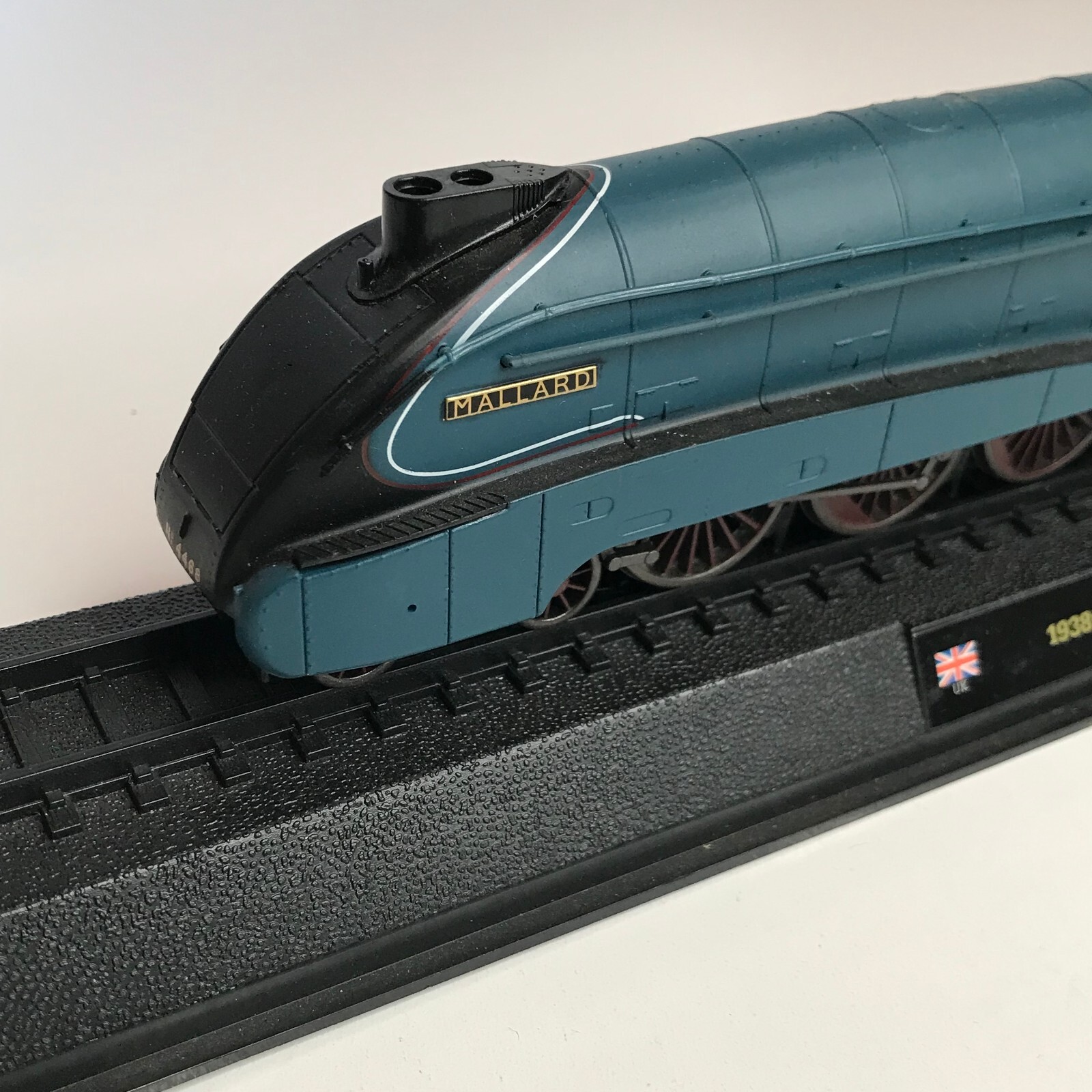 Vintage Mallard Model Plastic Train 1938 Class A4 No. 4468 On Stand