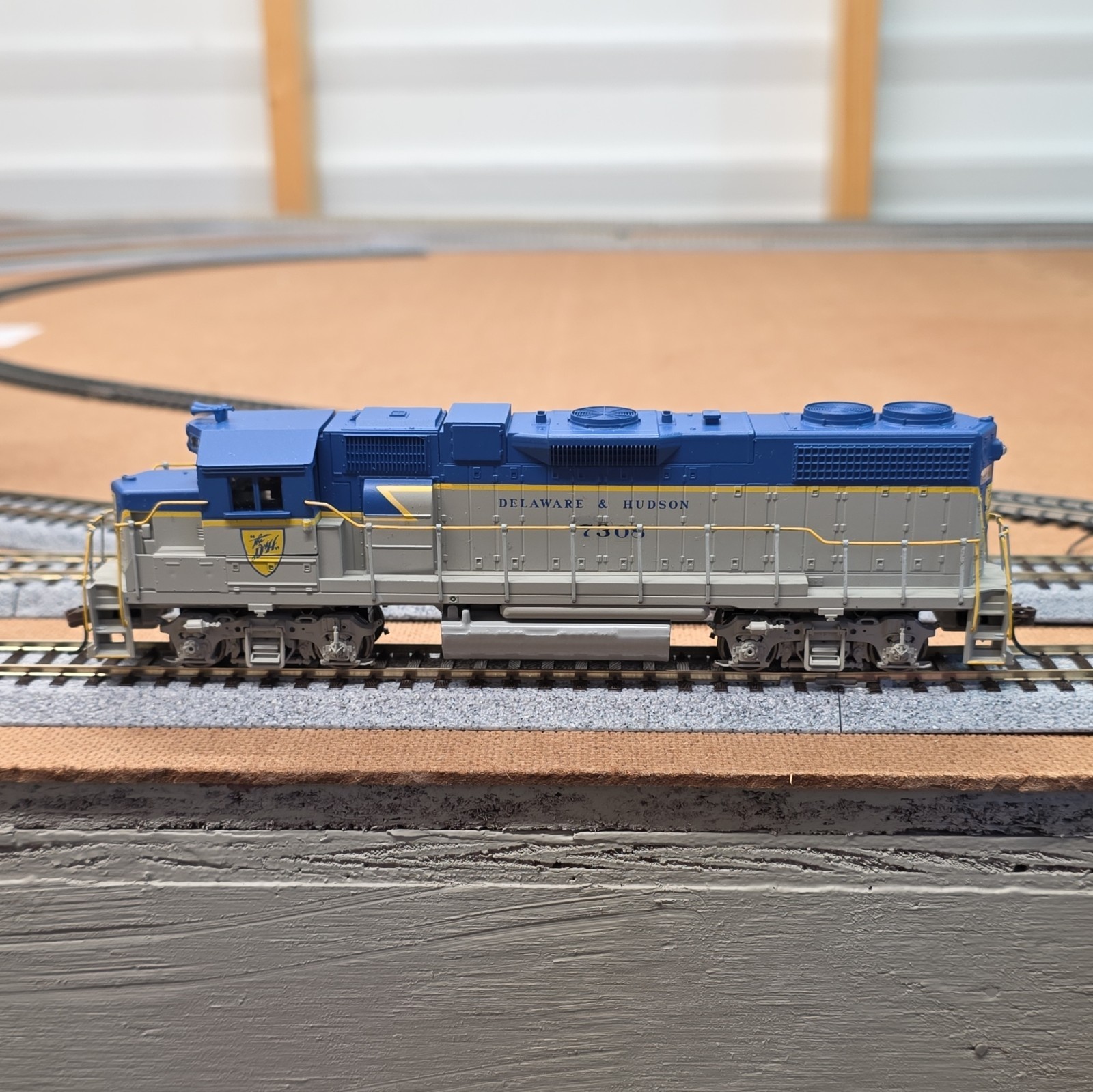 Athearn HO EMD GP38-2 Delaware & Hudson #7308 Diesel Locomotive DC Analog 04647