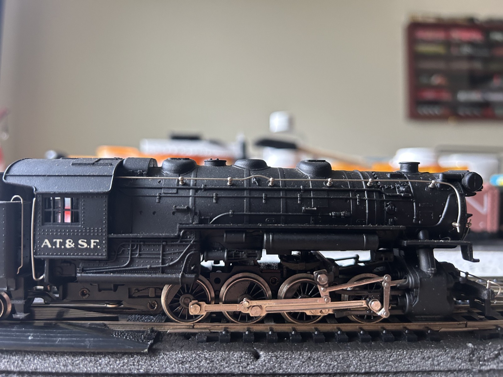 HO Scale – AHM 5082-c Santa Fe 0-8-0 Steam Switcher Engine #102 Great Runner