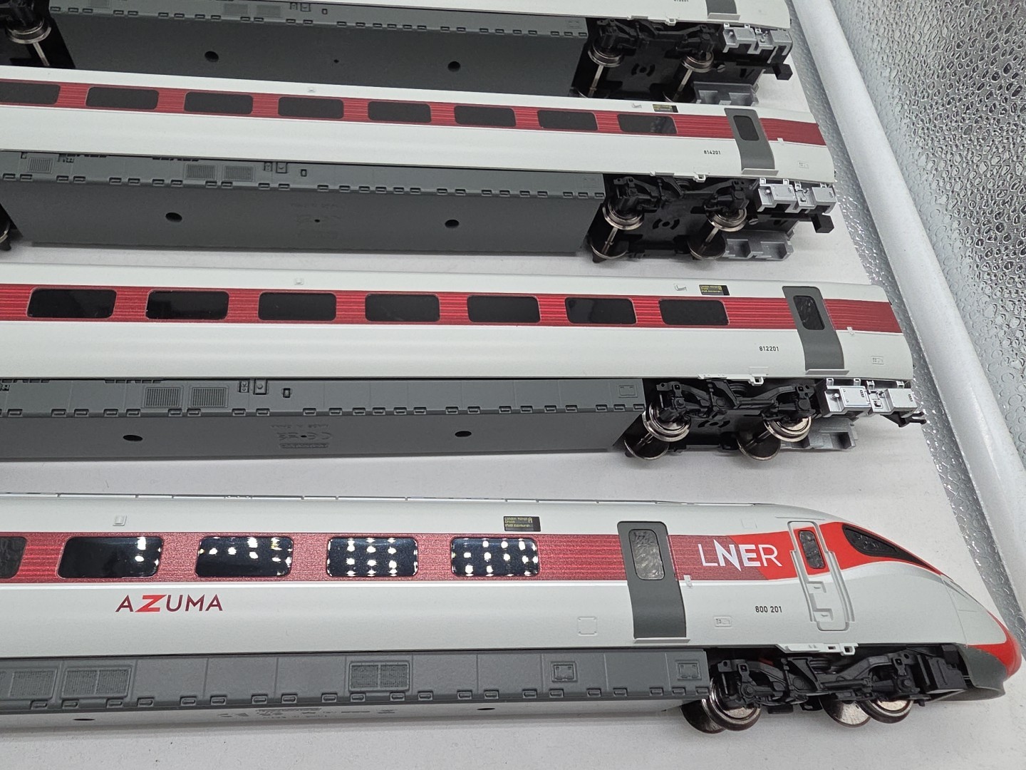 Hornby LNEAR Azuma High-Speed Train Set 5-Piece White Red Band
