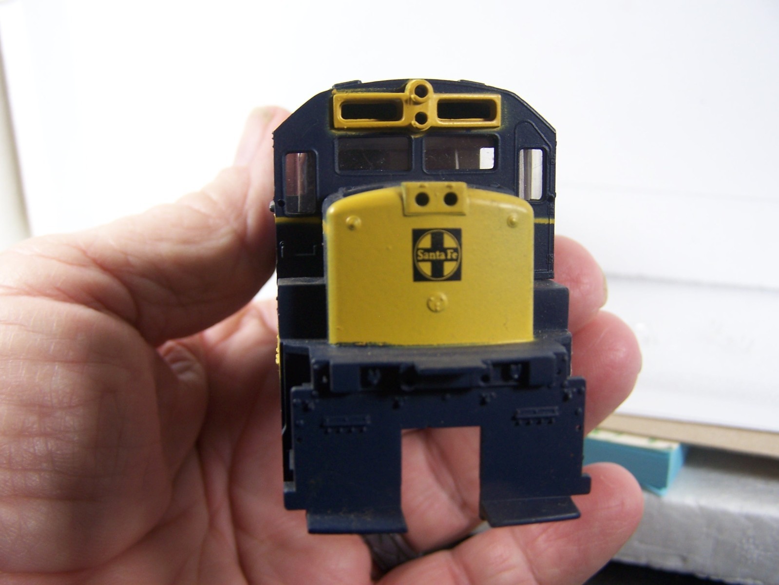 HO ATHEARN U33C SANTA FE SHELLS (2) UNDECORATED (1) WITH CAB-GLASS BLUE BOX NEW