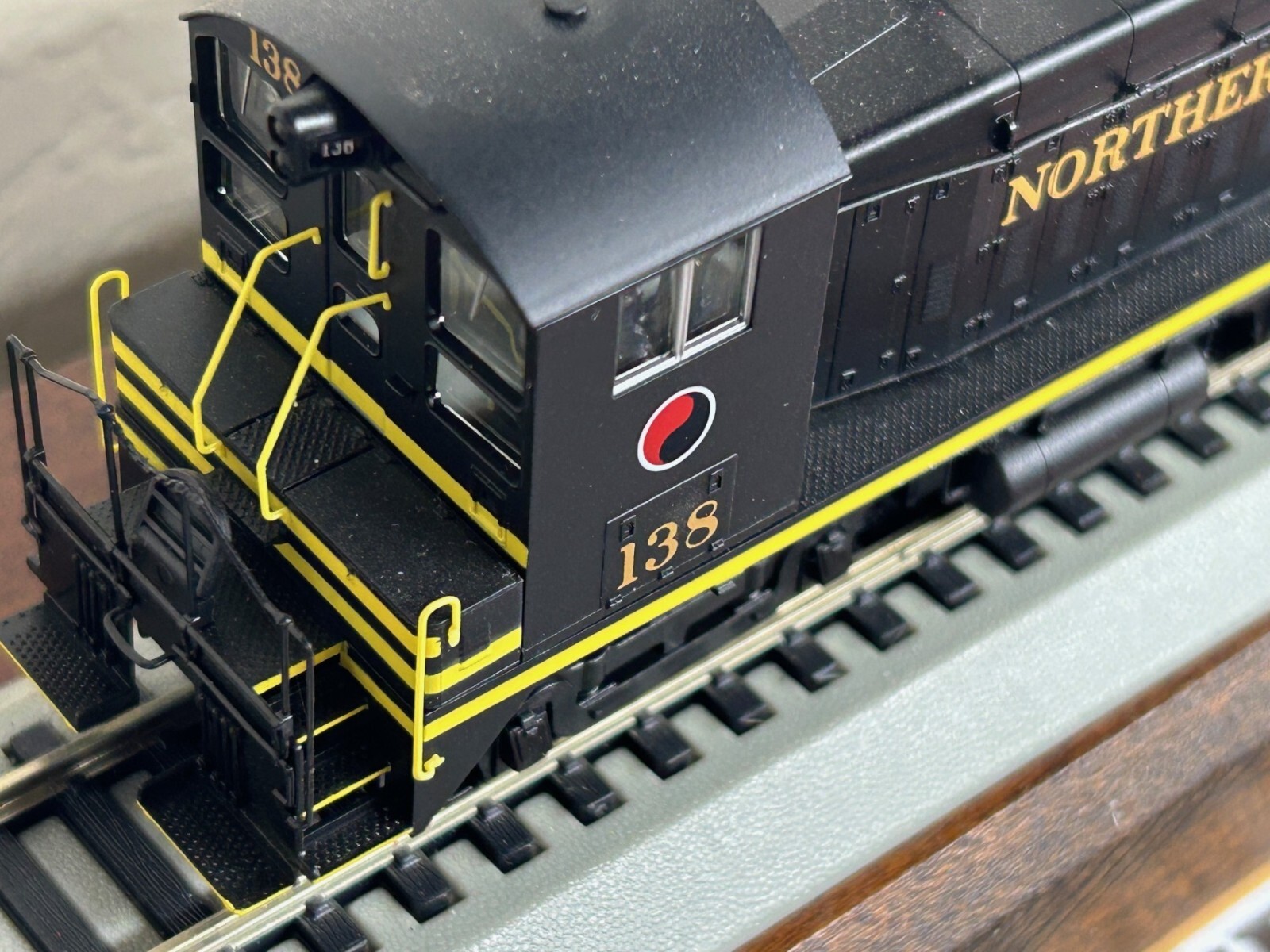 NORTHERN PACIFIC SW9/1200 SWITCH LOCO DC/DCC Ready HO Scale -“PROTO” DISPLAY