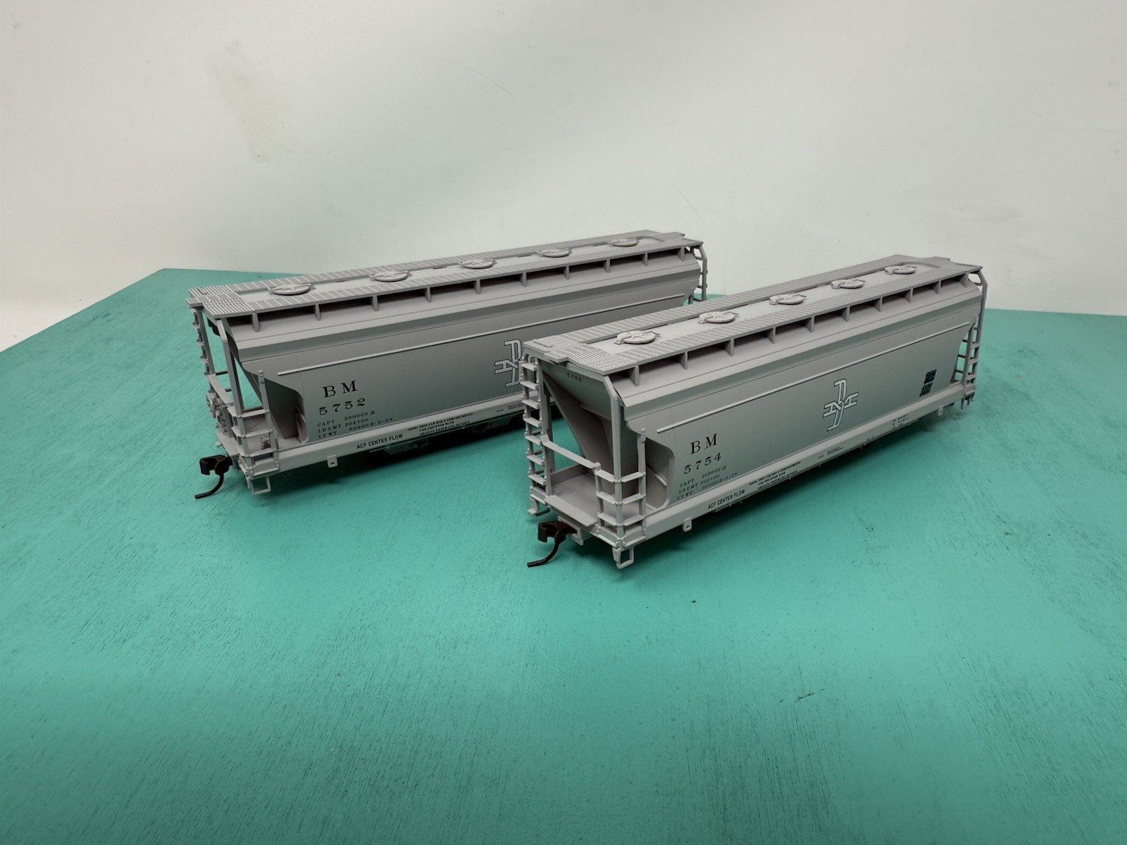 Atlas HO – 3560 Hopper – No Trucks/packaging – BM Boston & Maine Set Of 2