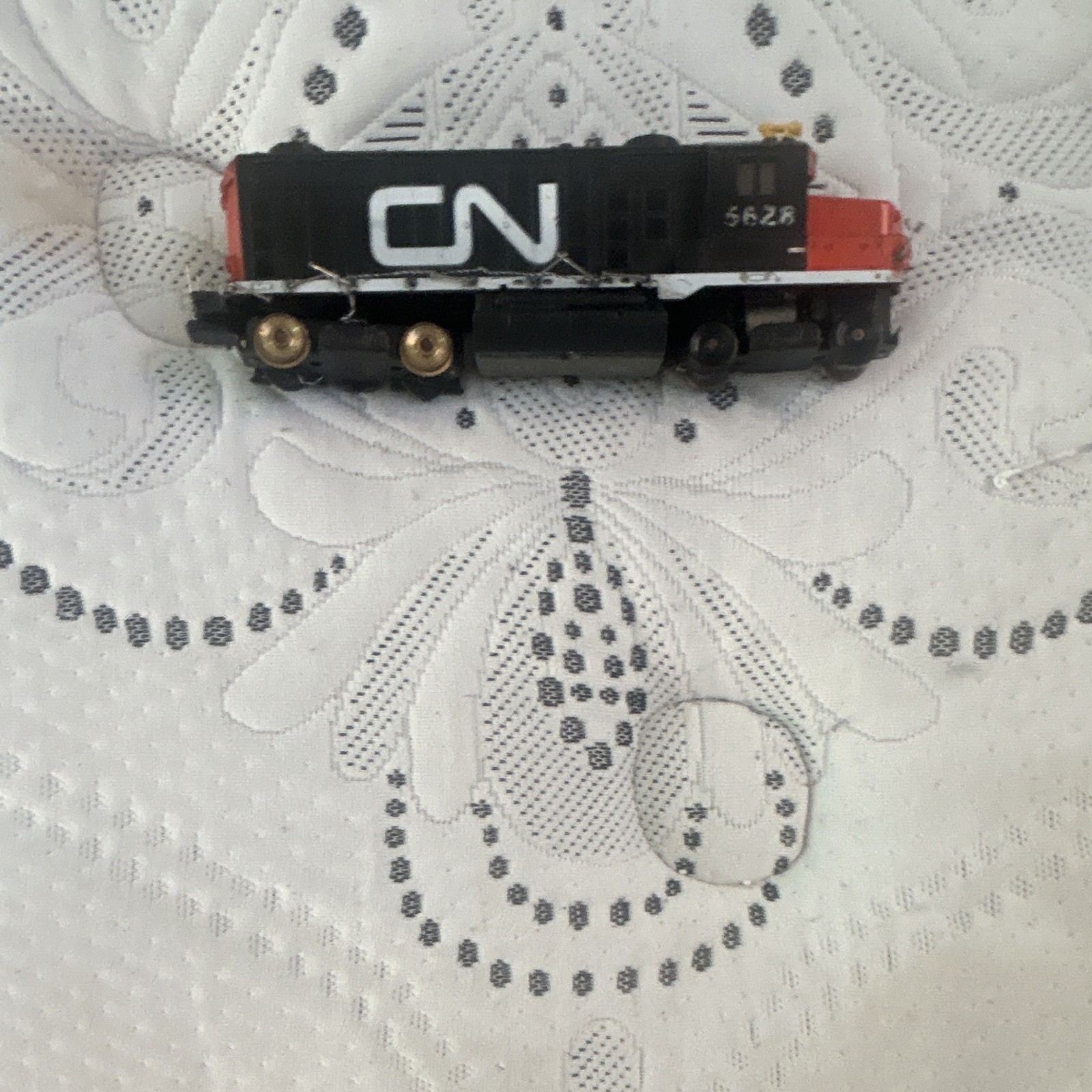 Canadian National N Scale Diesel Locomotive #5628 Black/Red/White Bo-Bo