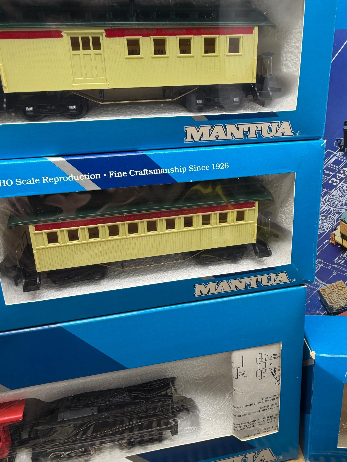 Mantua HO Electric Train Set Locomotive & Tender W/ 4 Cars & Power Pack & Track