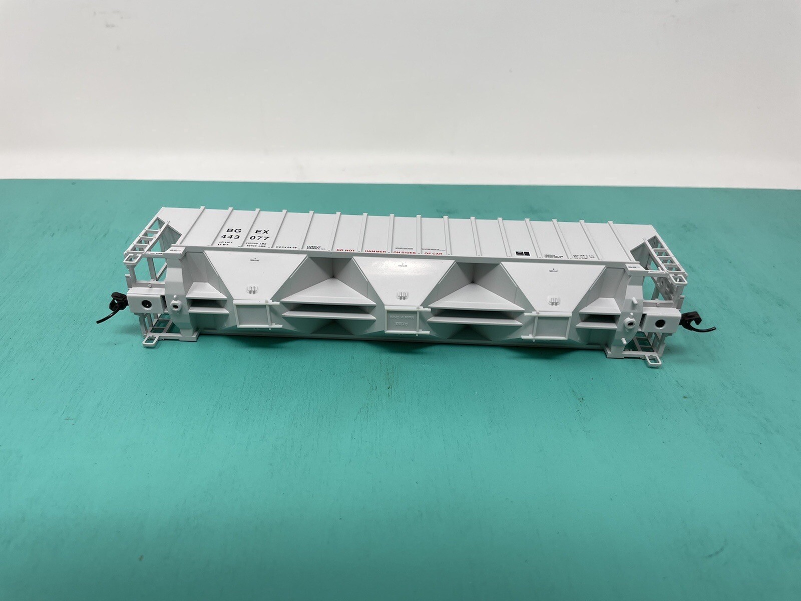 Atlas HO – 4750 Hopper – Missing Trucks No Packaging – BGEX