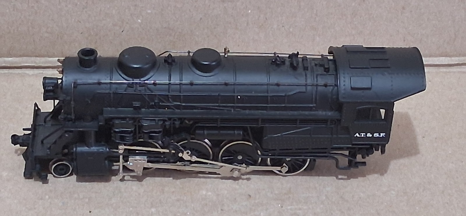 Bachman Plus AT&SF 2-8-0 Consolidation Locomotive w/Smoke/Headlight & Tender