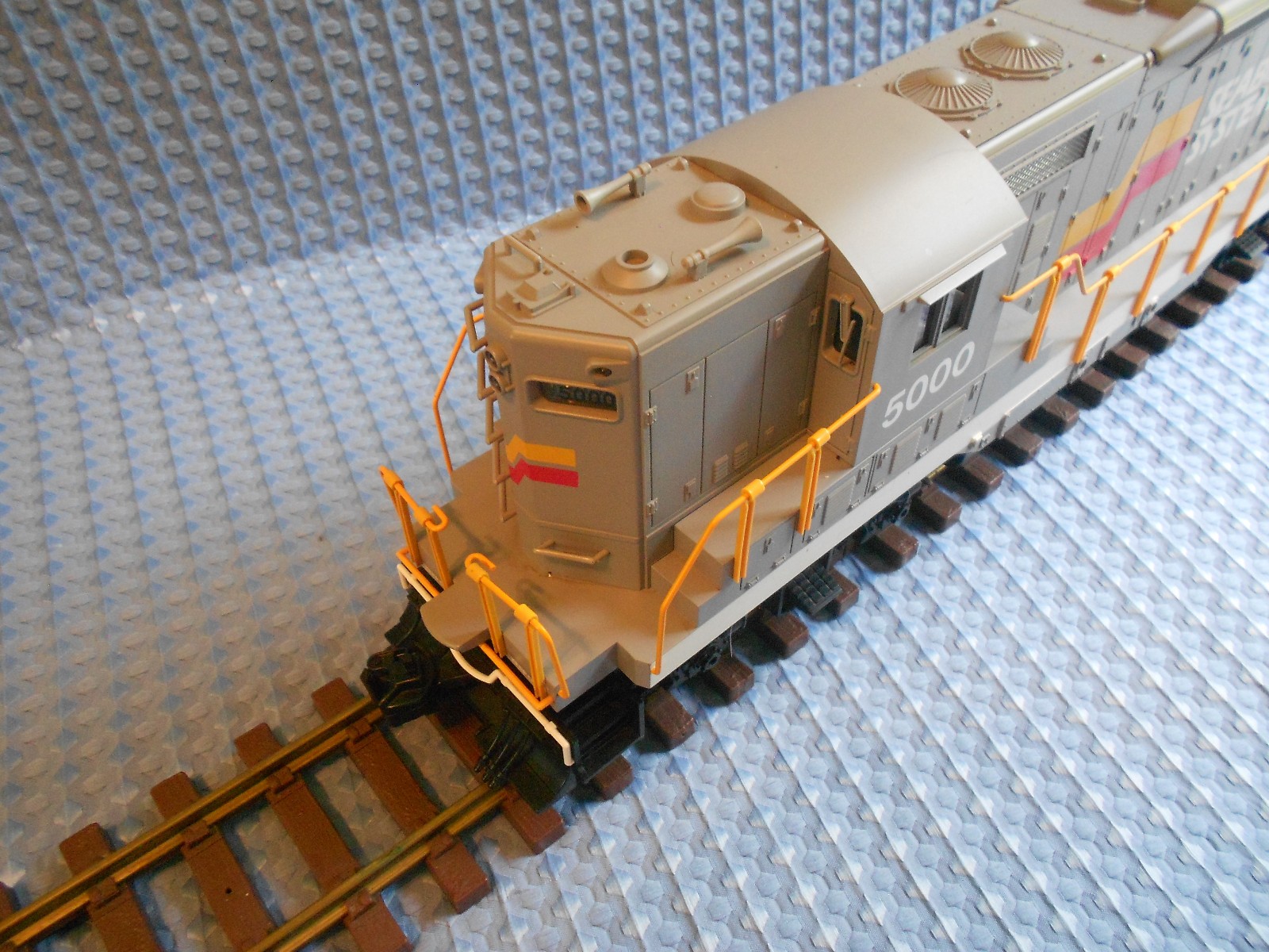 LIONEL 8-85000 G Scale SEABOARD SYSTEM GP-9 DIESEL LOCOMOTIVE LIONEL 8-85000