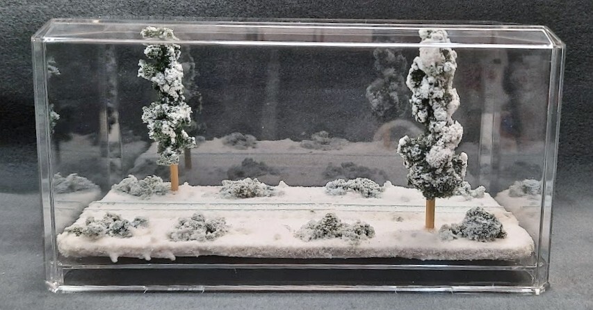 HOn3 SCALE 9″ SINGLE TRACK DISPLAY CASE – WINTER SCENE- FOR ANY HOn3 TRAIN