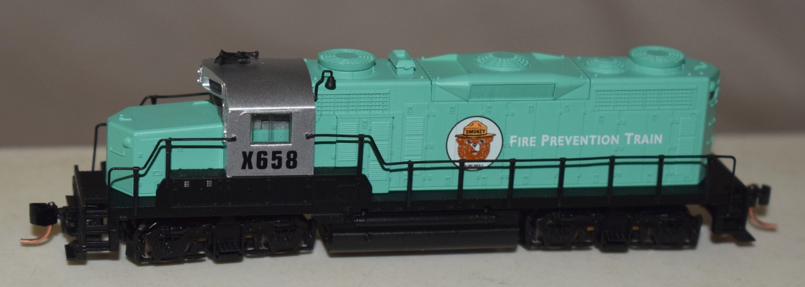Micro Trains GP20 Diesel Locomotive Smokey Bear #X658 – N Gauge in Box