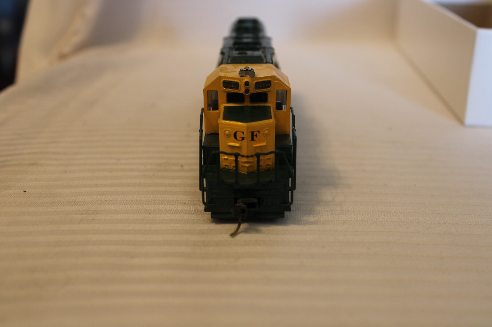HO Scale Atlas, SD35 Diesel Locomotive, Golden Feather, Green & Yellow NO #