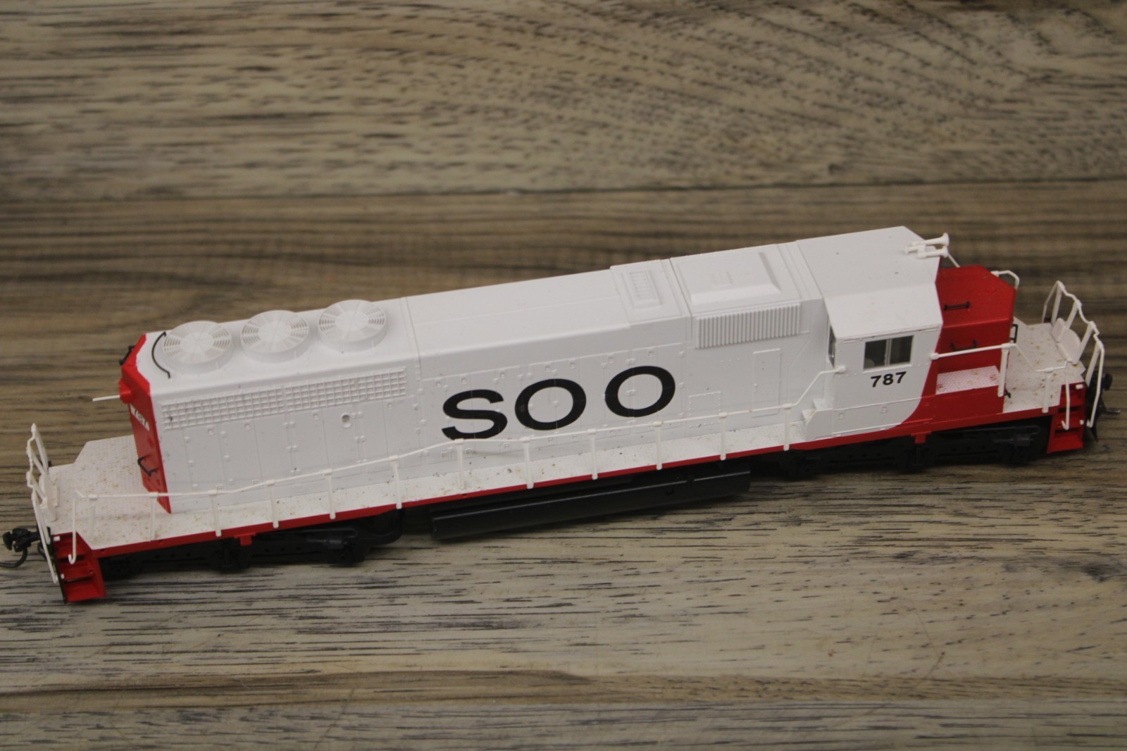 HO Kato SD40-2 Soo Line Locomotive #787 Model Train