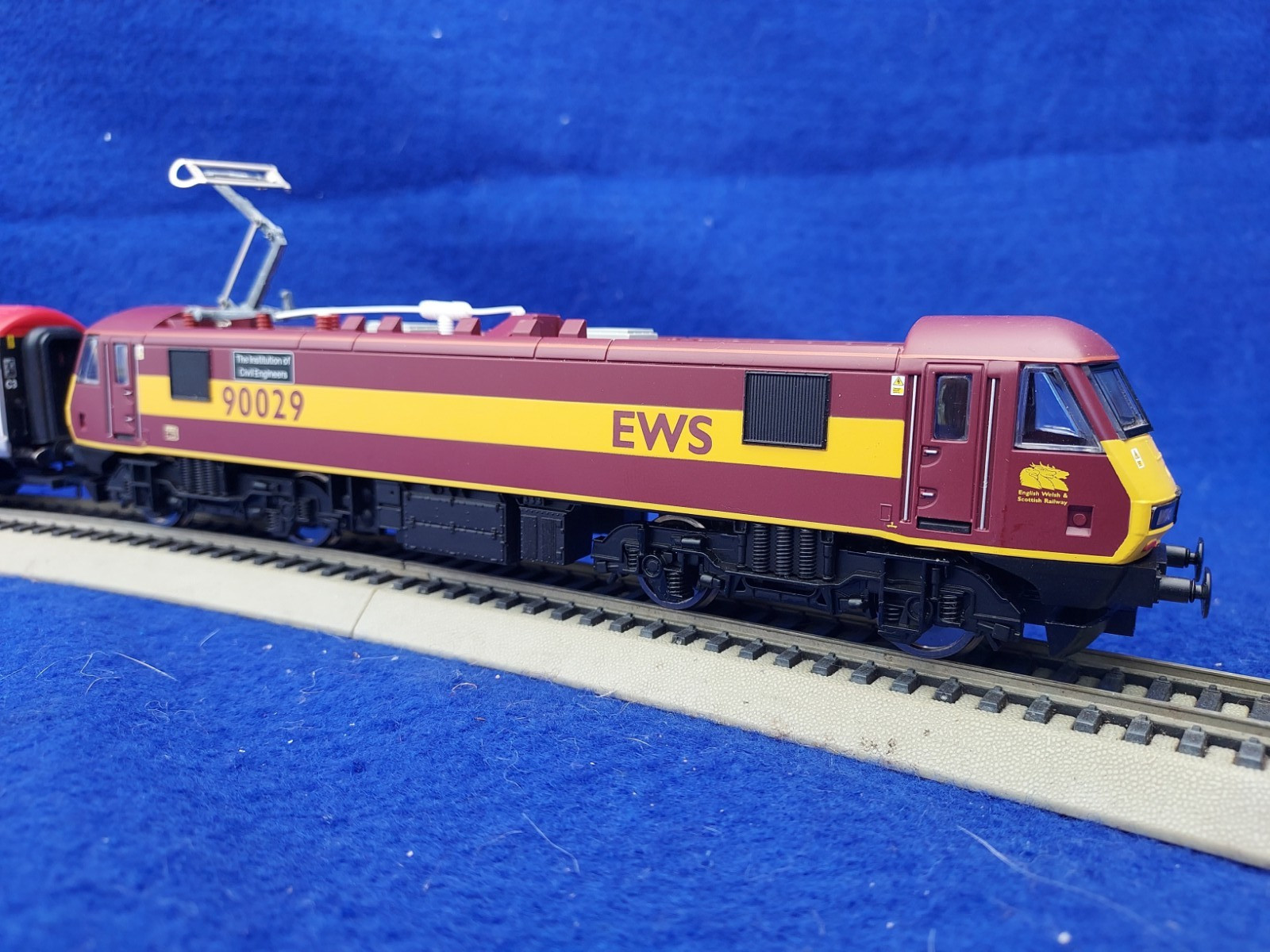 Hornby OO “Virgin Charter Relief Train Pack”: EWS Class 90 & VIRGIN DVT, # R2955