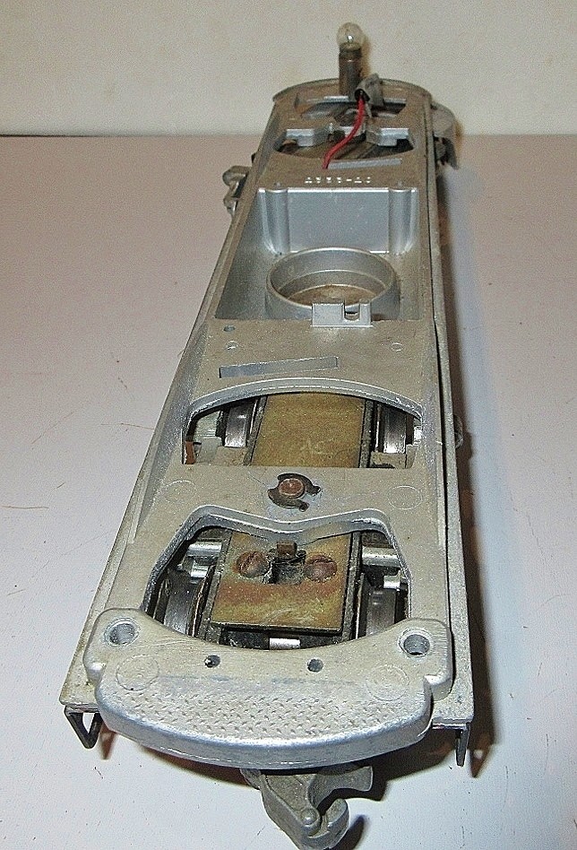 LIONEL #2333 SANTA FE F3 NON POWER FRAME W/TRUCKS,SHARP