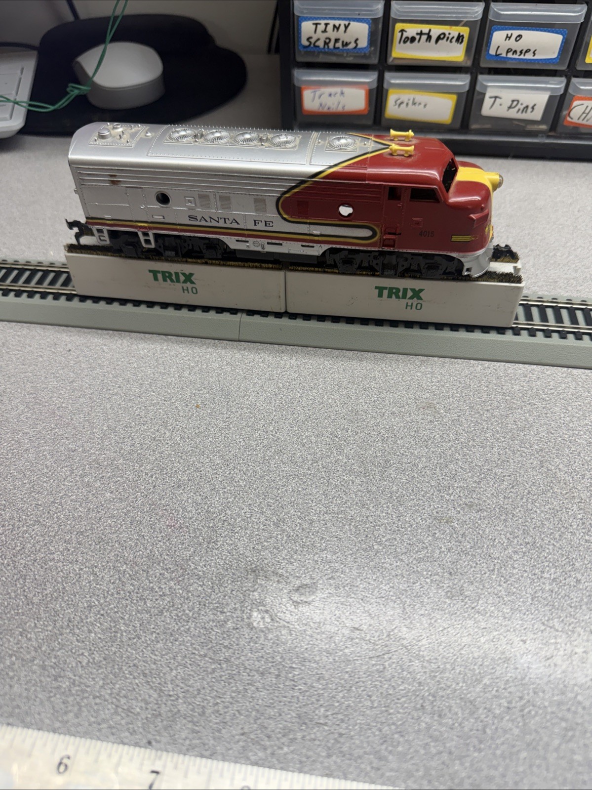 TYCO HO SCALE RED & SILVER SANTA FE #4015 DIESEL LOCOMOTIVE powered Runs W Lite