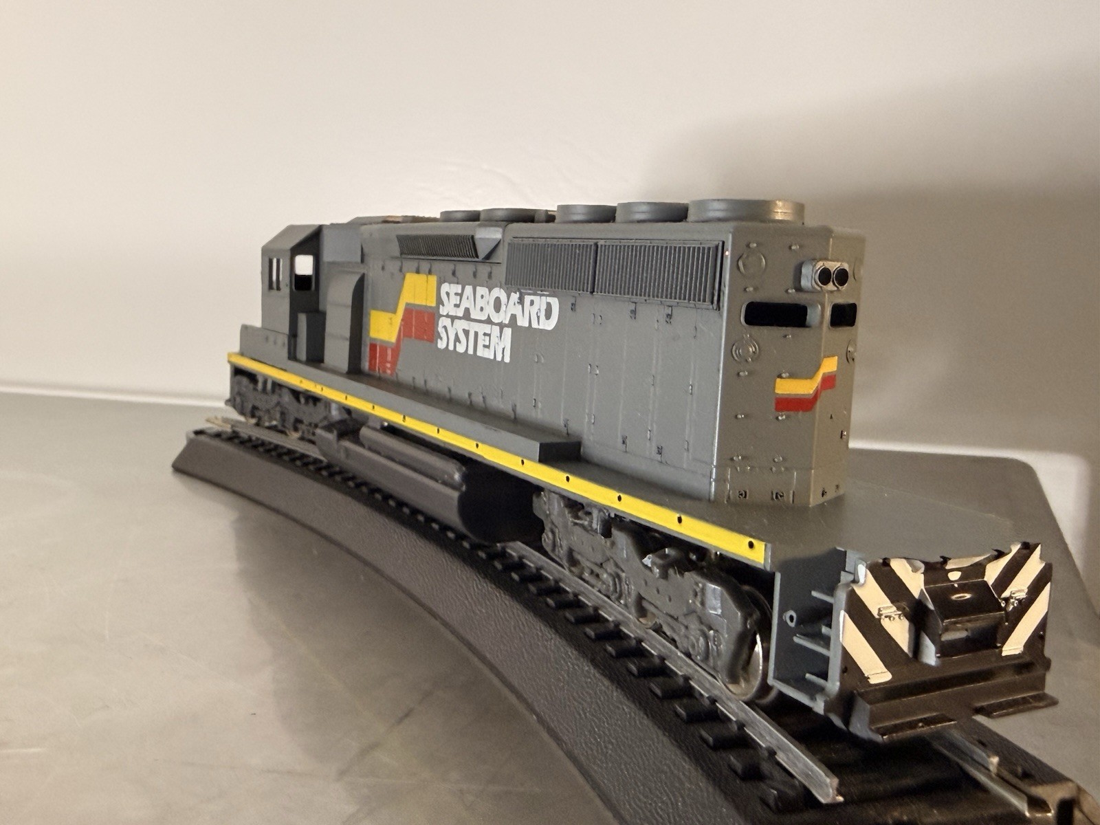 GSB Rail Ltd SD40-2 Seaboard System #3706 Powered HO Scale + 3 Seaboard Cars NEW