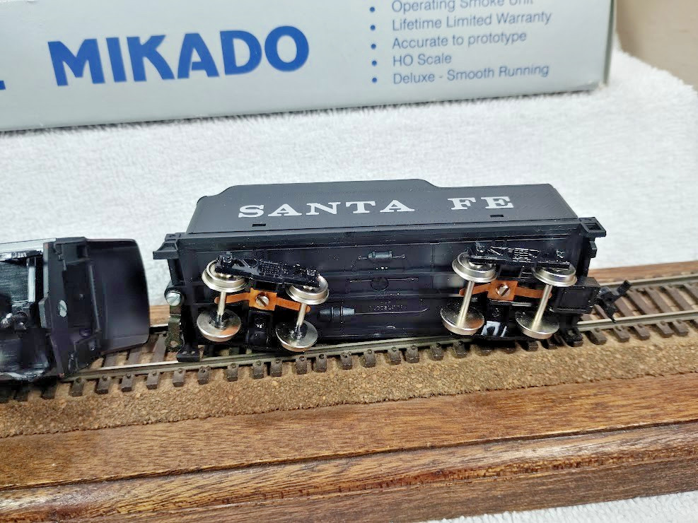 HO Scale Santa Fe 2-8-2 (# 8334) Scene Master Mikado Steam Engine # 3127 TESTED