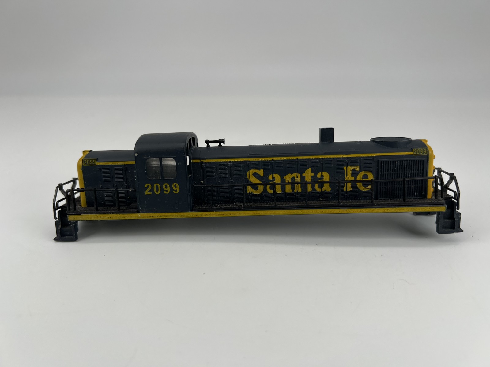Athearn #2099 HO Scale Santa Fe Diesel Switcher Locomotive SHELL ONLY Good