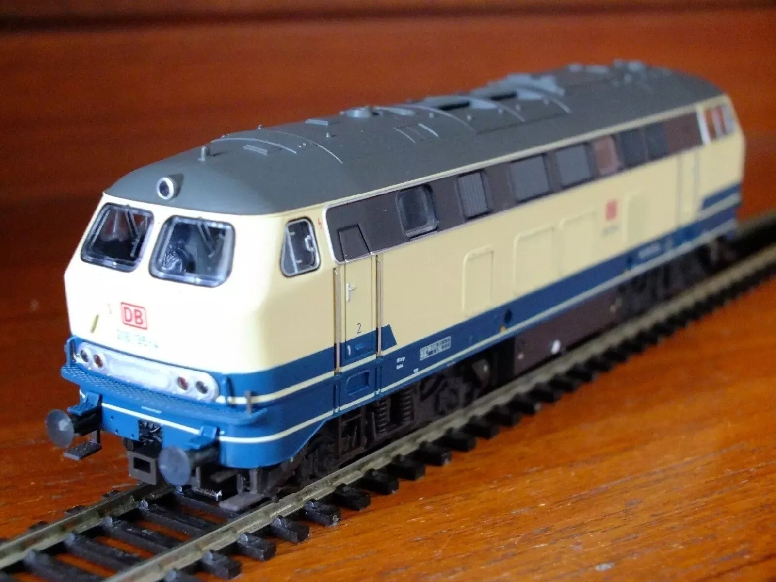 Brawa 0383 HO gauge DB BR 216 Diesel loco in DB blue and cream livery
