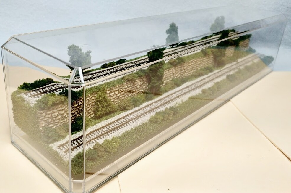 Z SCALE 16″ 2-LEVEL TRACK -SUMMER SCENE-DISPLAY CASE-FOR ANY Z TRAIN