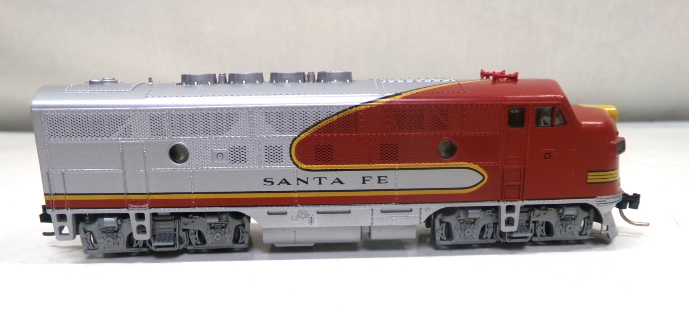 N scale Kato Santa Fe F3 A diesel engine in original box (lot N 187)