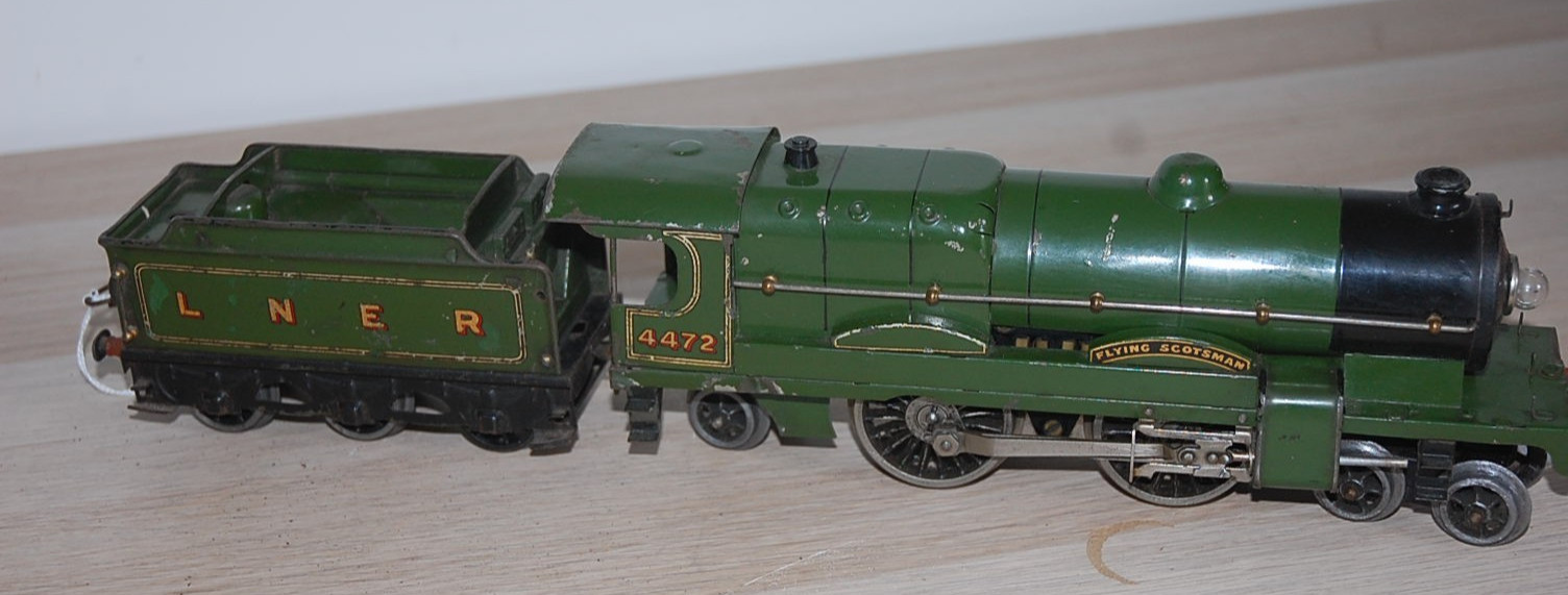 HORNBY O GAUGE ELECTRIC 6v ‘FLYING SCOTSMAN’ AND TENDER IN LNER LIVERY