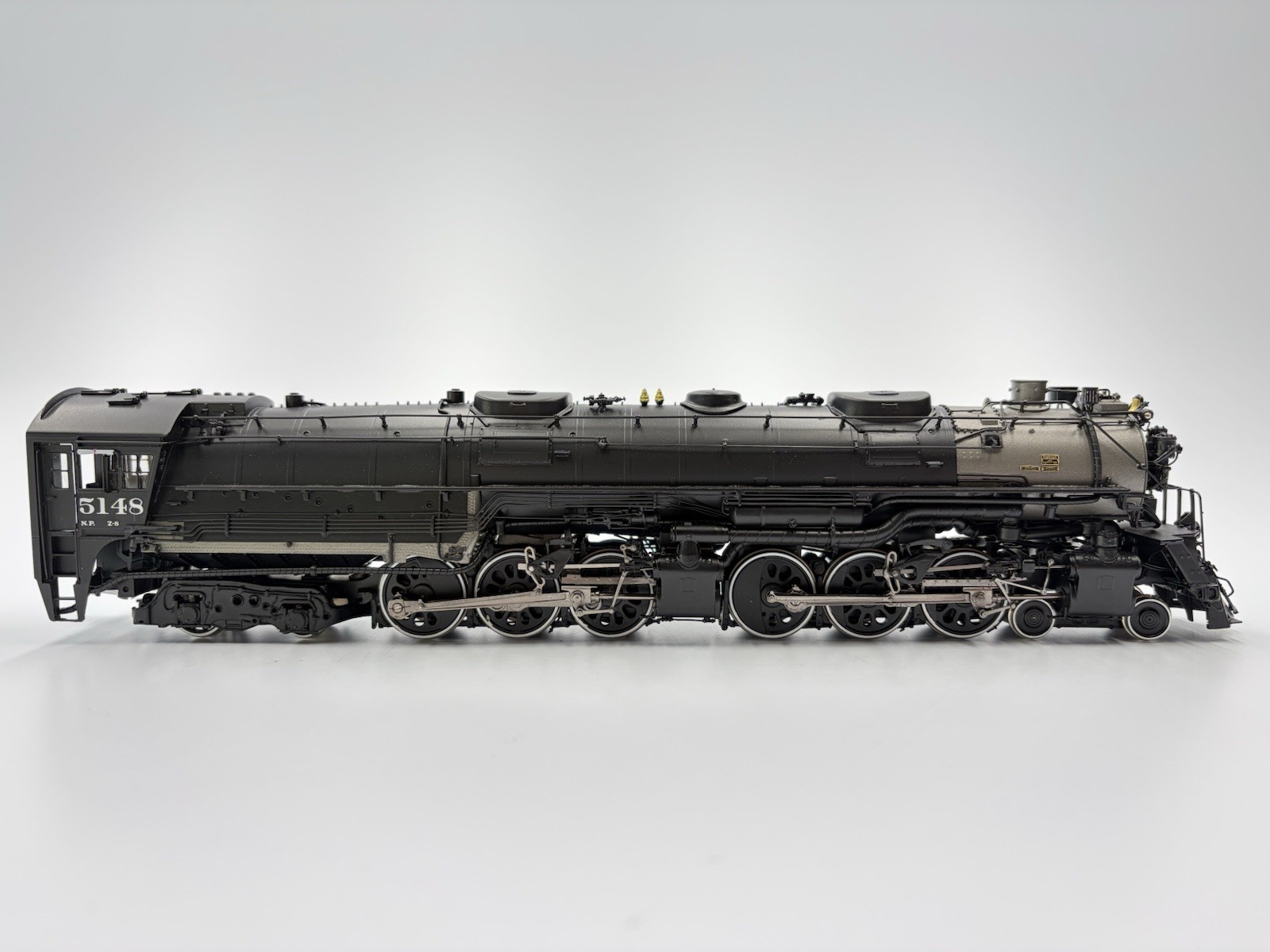 HO Scale Division Point Northern Pacific Z-8 4-6-6-4 Steam Locomotive