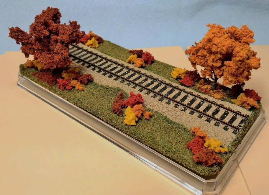 HO SCALE 9″ DISPLAY CASE -FALL FOLIAGE SCENE -FOR ANY HO LOCO & CAR