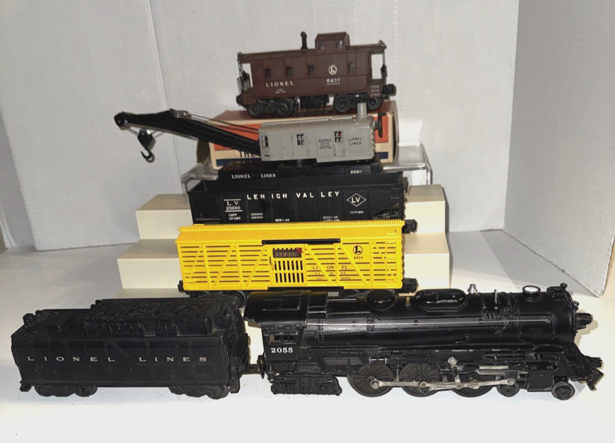 LIONEL POST-WAR O GAUGE 2055 STEAM LOCO W/6026W WHISTLE TENDER & 4 FREIGHT CARS